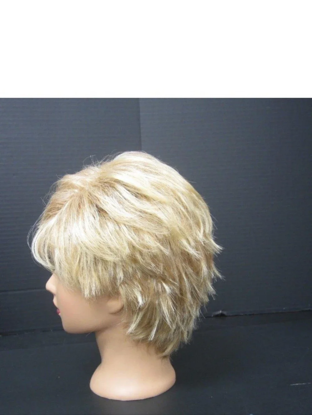 Short Layered Women's Synthetic Wig in Light Blonde